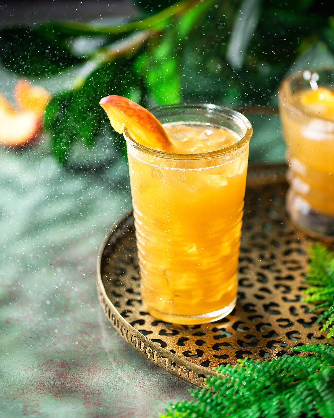 Кофе с наливающимся молоком и бретцели